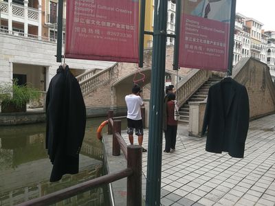 杭州網店模特 音樂節拍下的時尚舞者，200套服裝的拍攝速寫
